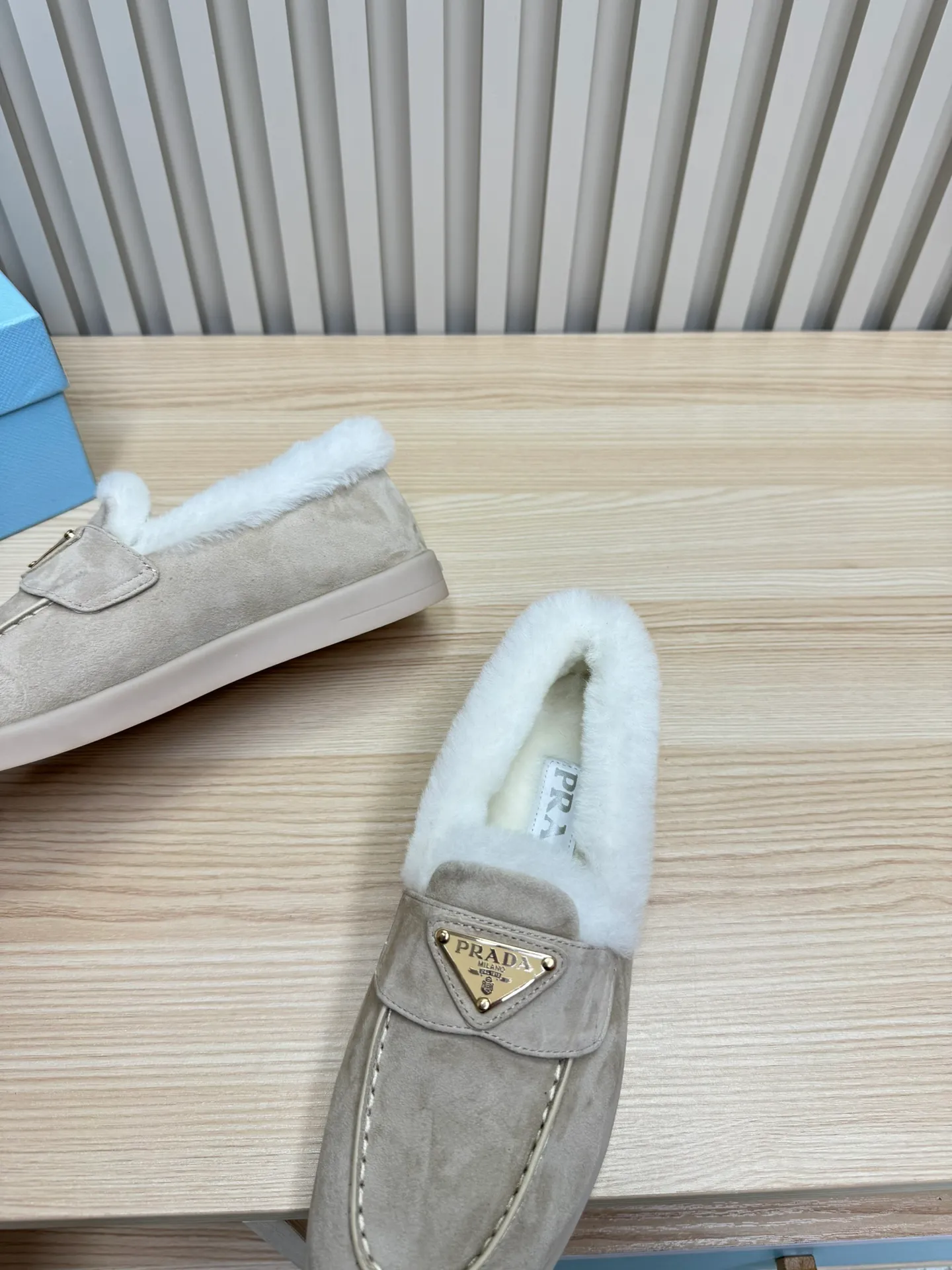 p580 Prada couple loafers｜Winter warmth and good looks at the same time online❄️👫 This is the C position of the shoe cabinet this autumn and winter! Prada's new couple's loafers are high-end yet still stylish~ ✨Imported frosted cowhide fabric, exquisite texture and high-end at first glance 🐑Australian imported sheepskin fur integrated lining, maximum warmth retention! It is also super warm to wear in winter in the north. 🔺The classic triangle logo embellishes the upper, which is simple and elegant, with perfect recognition. 💯Original TPU absorbent film outsole, non-slip, wear-resistant and durable. A must-have item for couples to go out on the street! The upper foot instantly enhances the overall outfit level, whether it is paired with a coat or a down jacket, it looks great ~ #Prada Loafers #coupleshoesrecommend #wintermusthaveshoes #luxurywear Outfit Fabric: Imported two-layer frosted cowhide Lining: Sheepskin imported from Australia One piece Outsole: Original Tpu absorbent film outsole Female size: 35~41 (customized in 41) Male size: 39~45 (customized in 45)